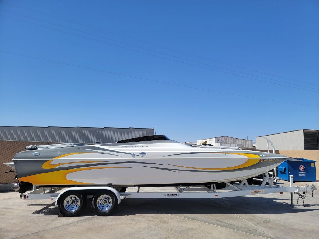 26' Shockwave Cat Boat Cleaning