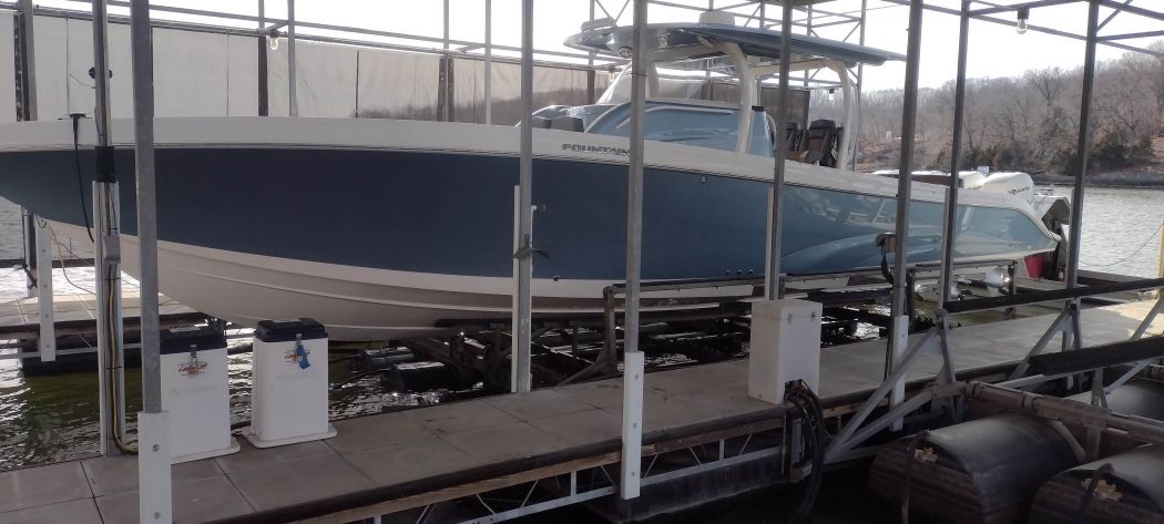 Fountain Center Console Boat Lift