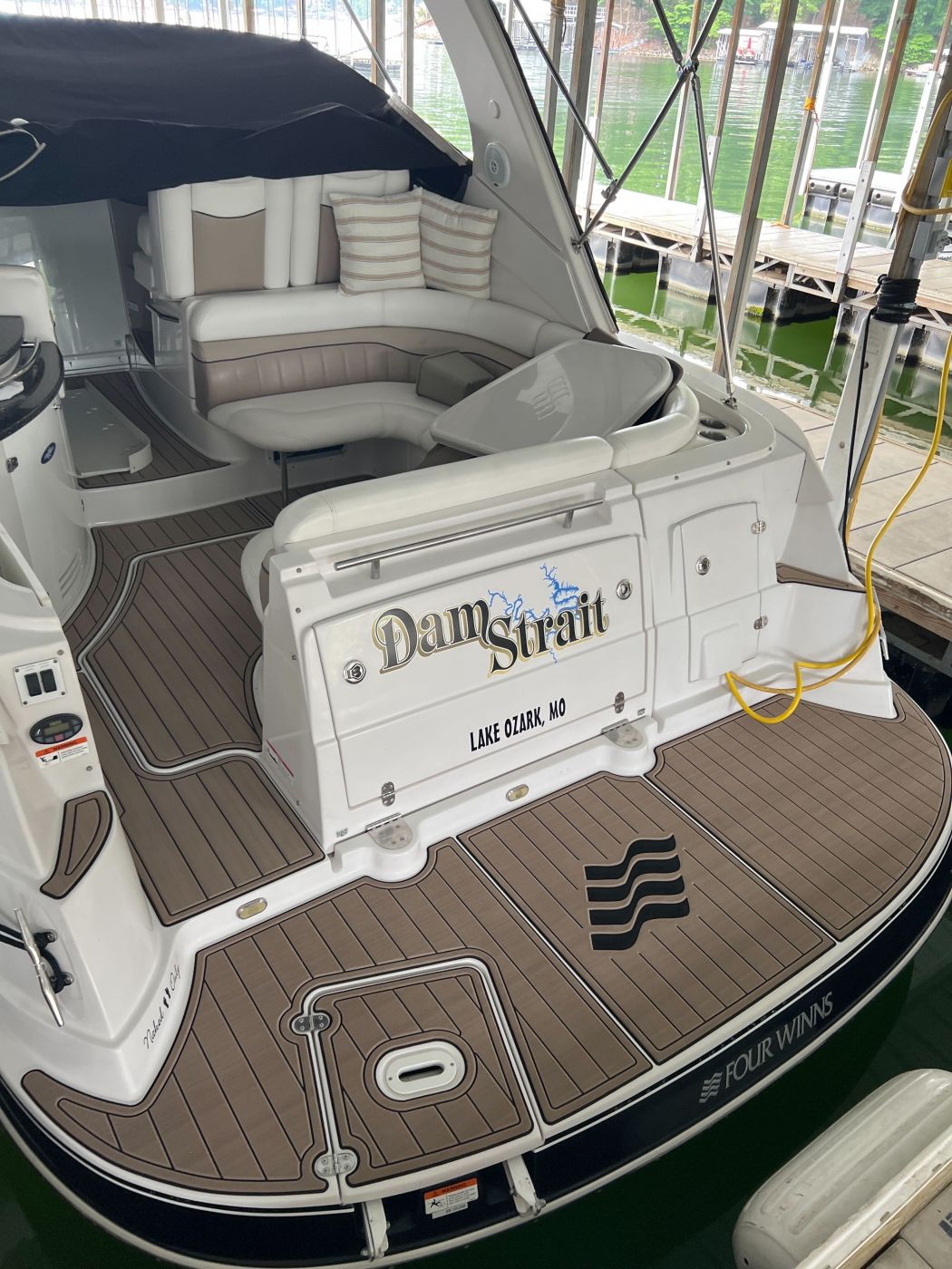 2007 Fourwinns 318 Vista Marine Flooring
