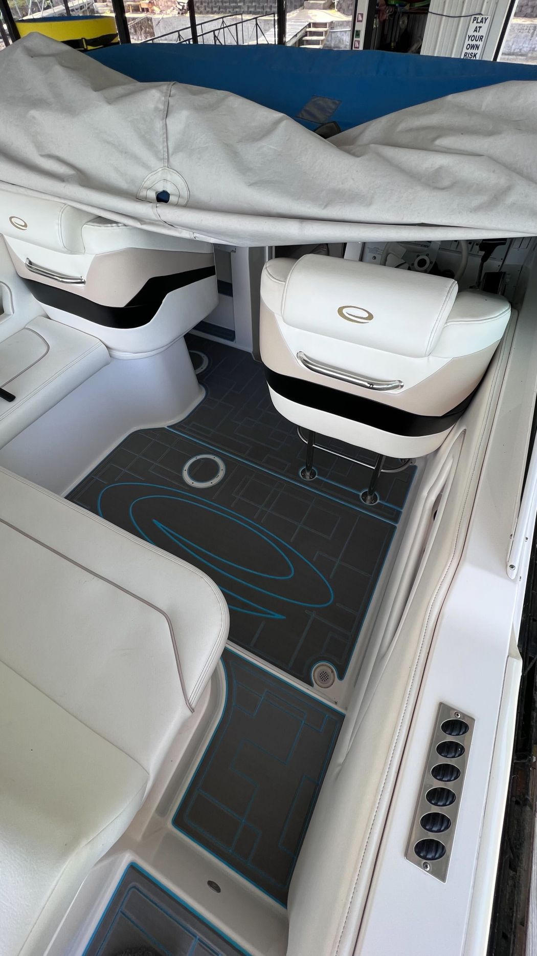 2006 Envision 26 Marine Flooring