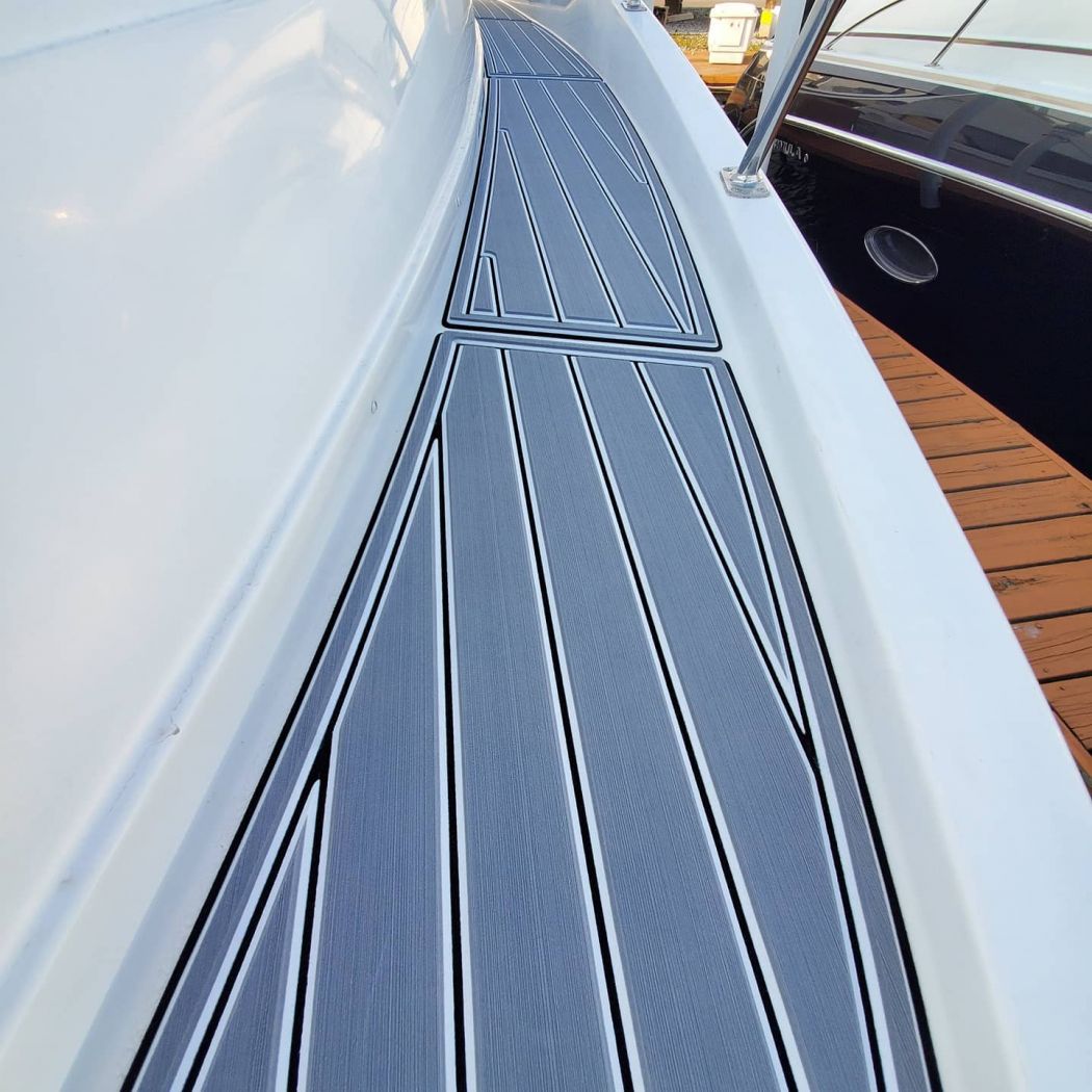 Carver 350 Mariner SeaDek Flooring
