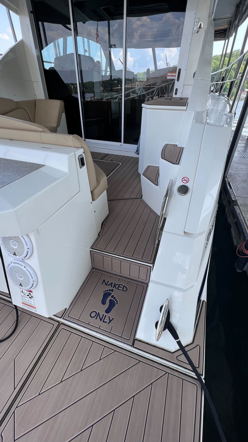 2013 Cruiser Yachts Cantius 41 Marine Flooring