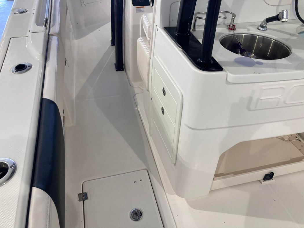 Robolo Center Console SeaDek Flooring
