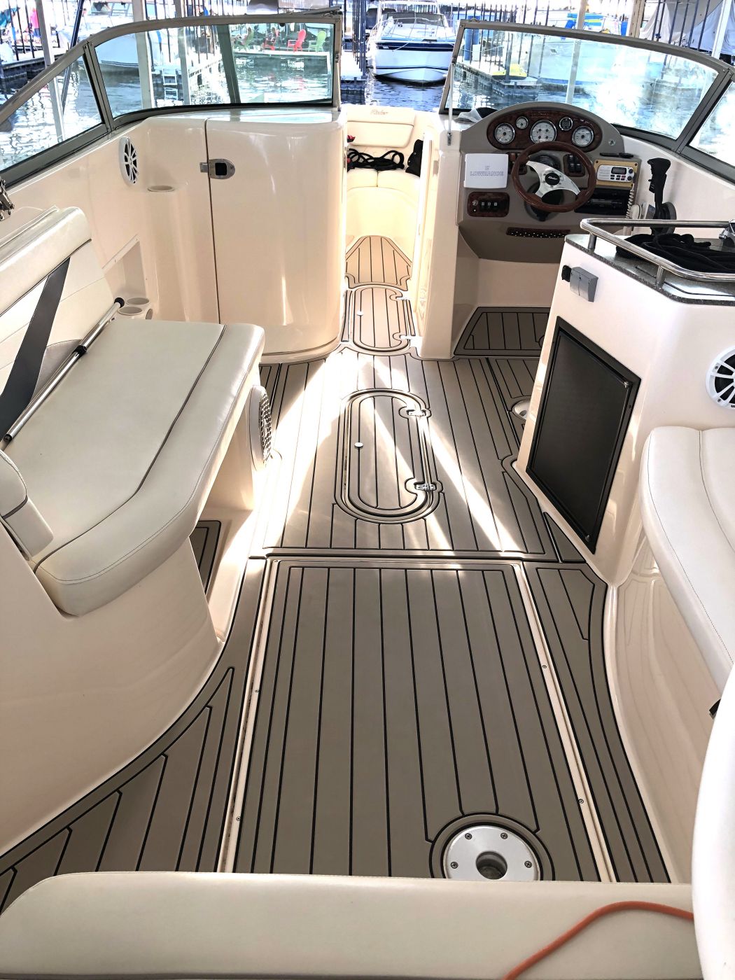 2004 Rinker Captiva 282 AquaTraction
