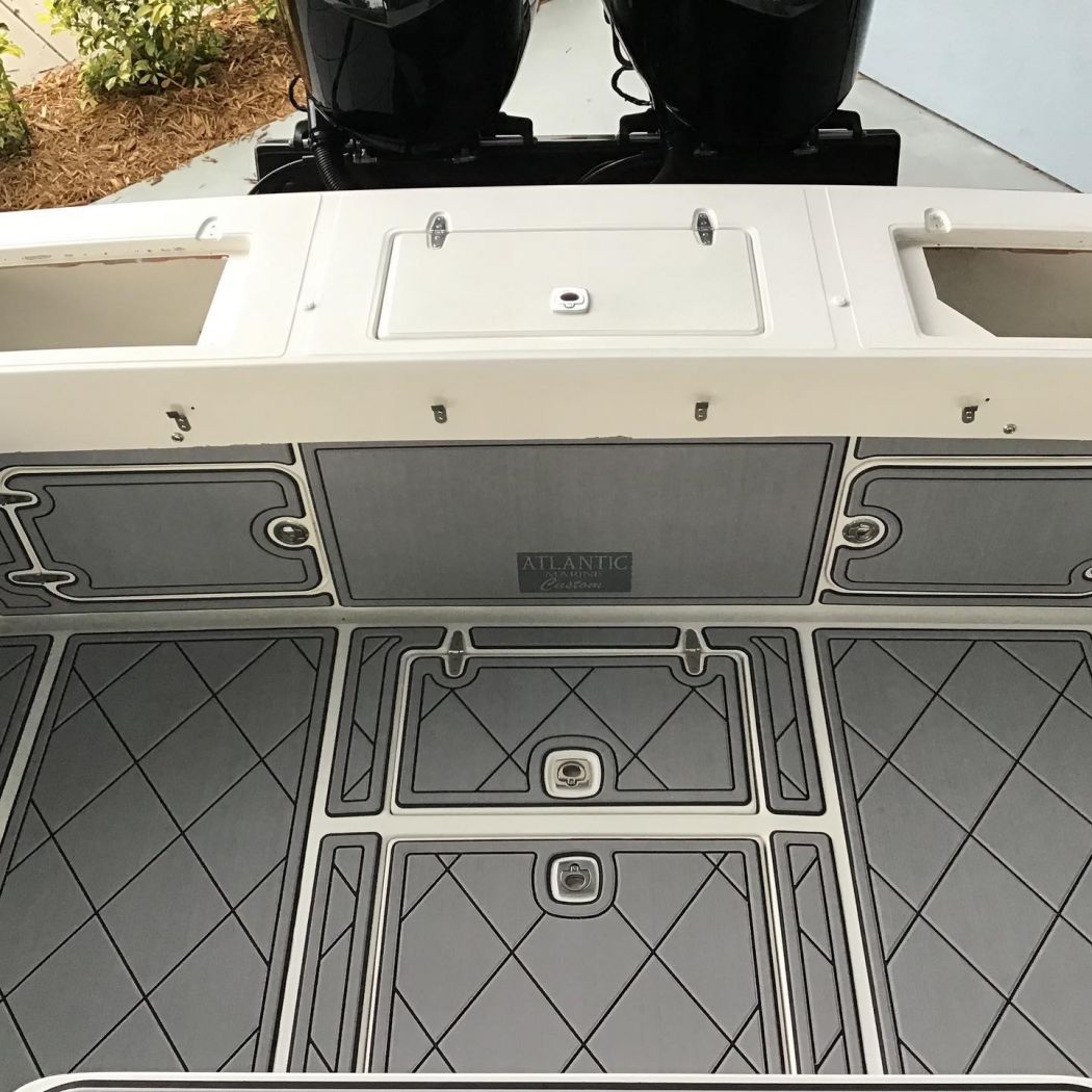 Jupiter 31 Center Console SeaDek Flooring