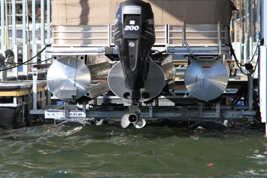 Tritoon Lift