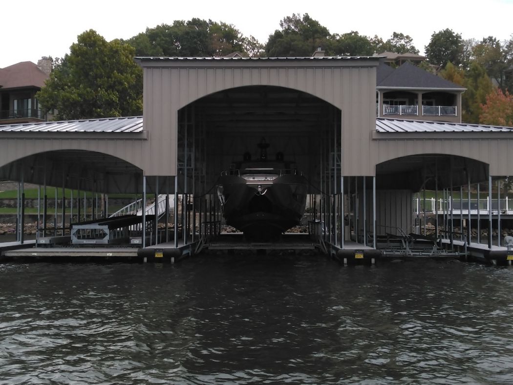 47 Azimut Boat Lift