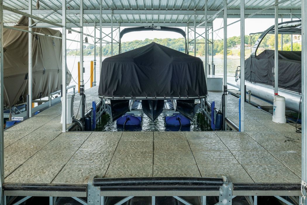Pontoon and Tritoon Boat Lift