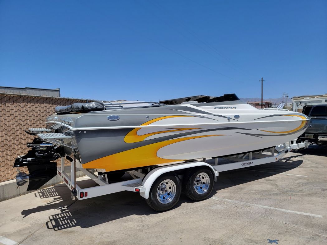 26' Shockwave Cat Boat Cleaning
