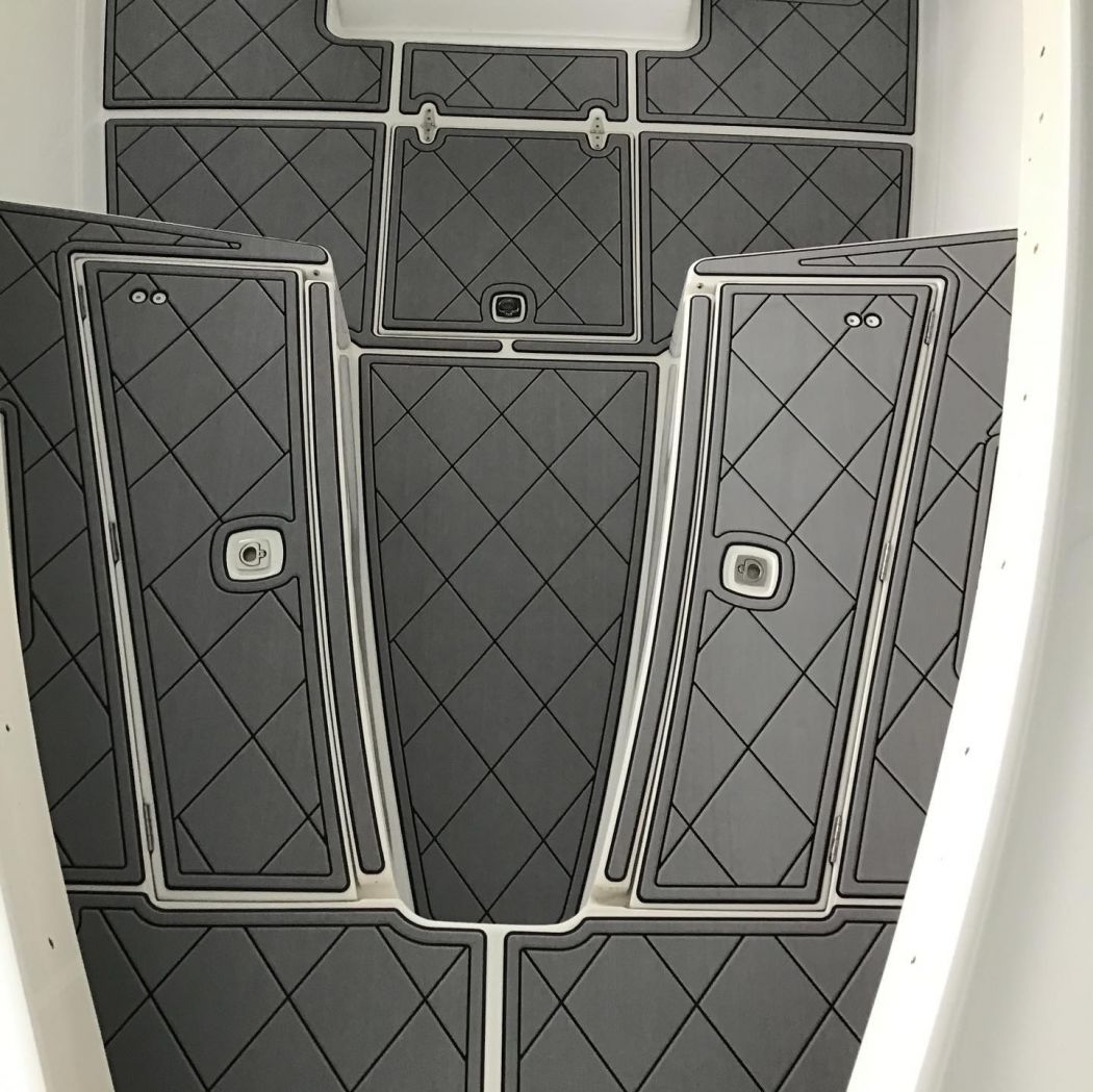 Jupiter 31 Center Console SeaDek Flooring