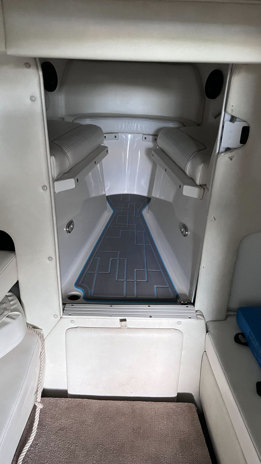 2006 Envision 26 Marine Flooring