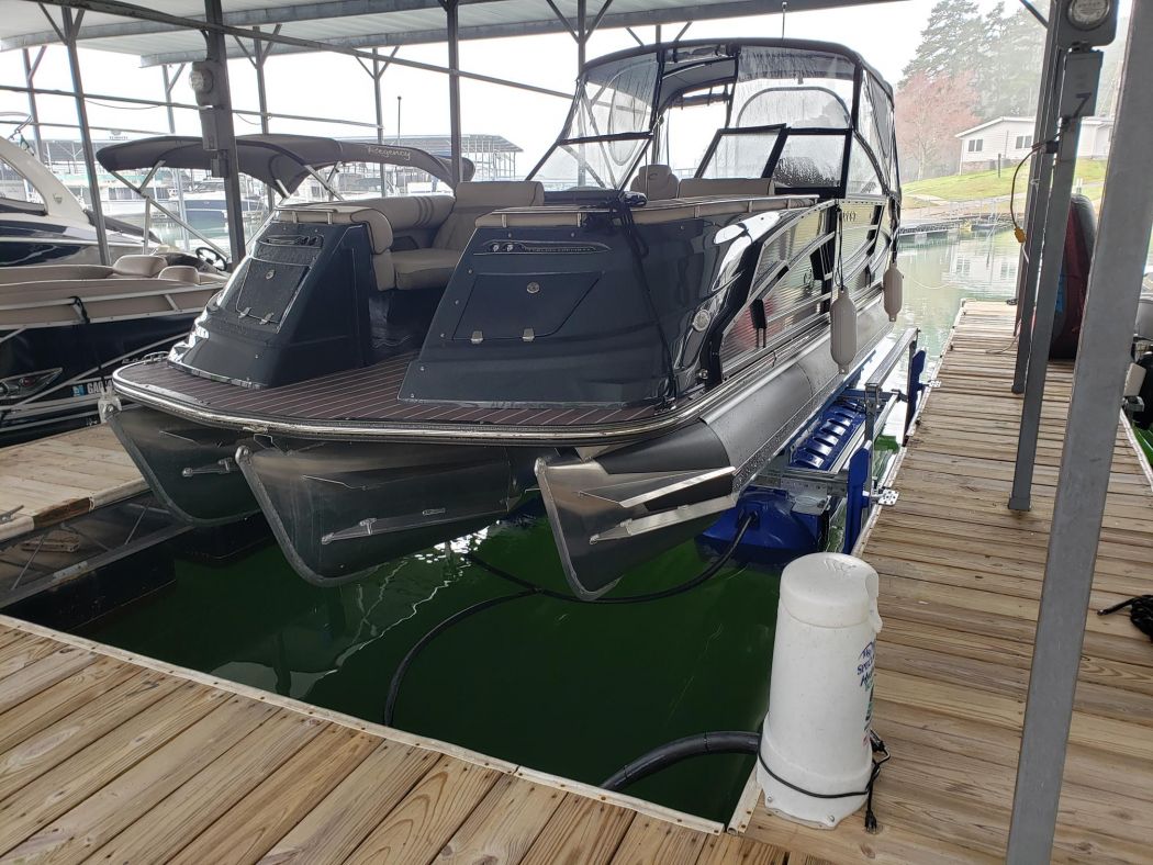 Pontoon and Tritoon Boat Lift