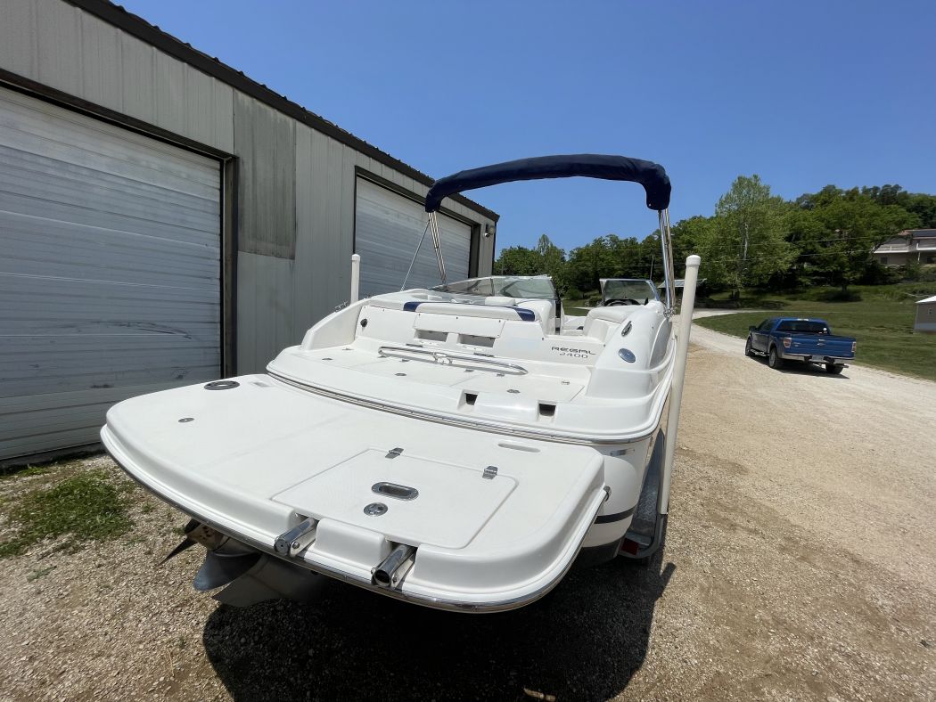Regal 2400 Powerboat