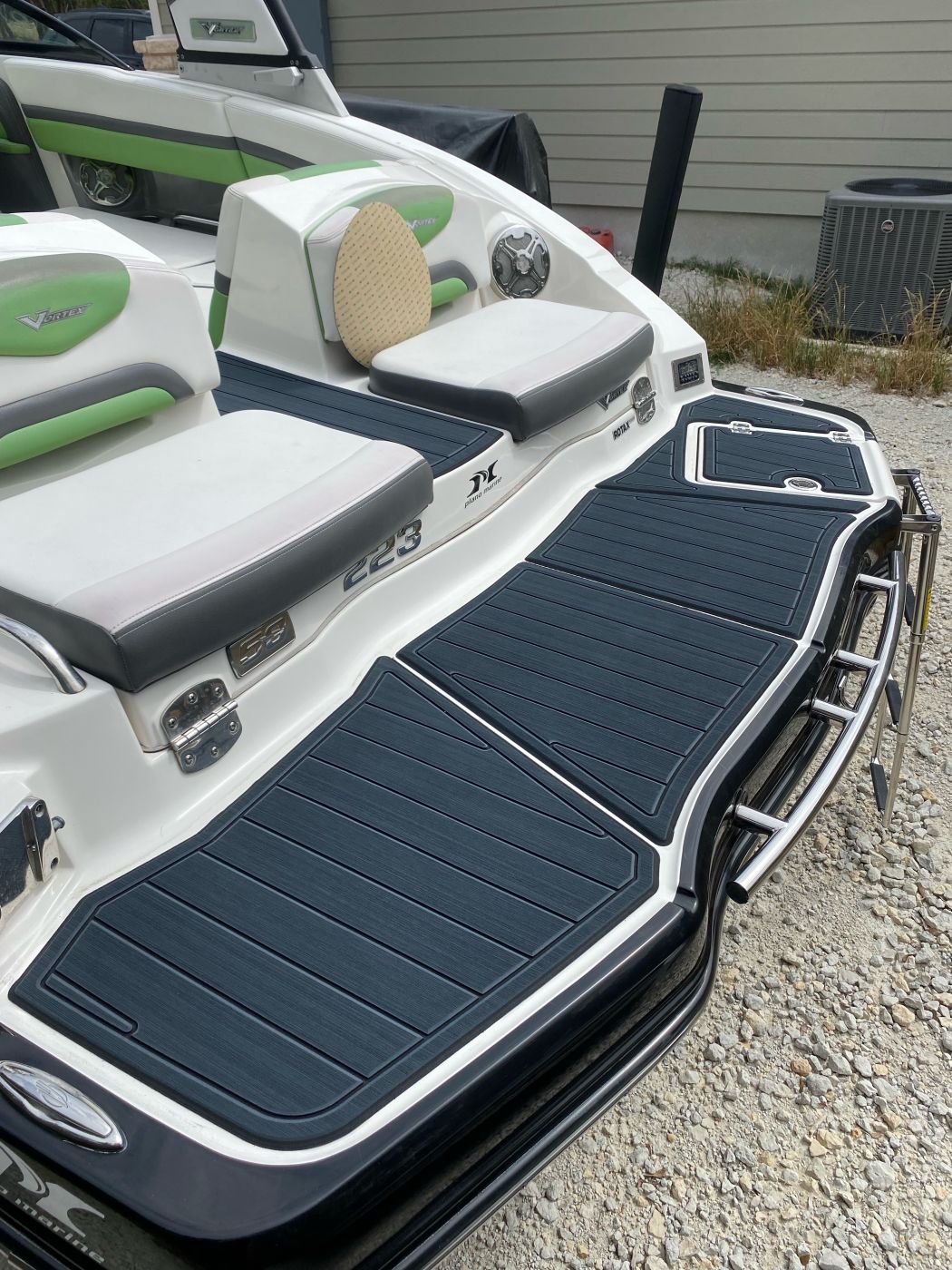 Chaparral 223 VRX SeaDek Installation