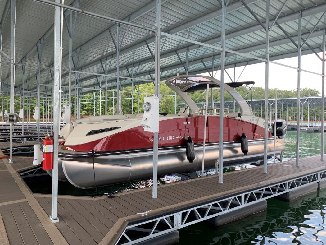 Pontoon and Tritoon Boat Lift