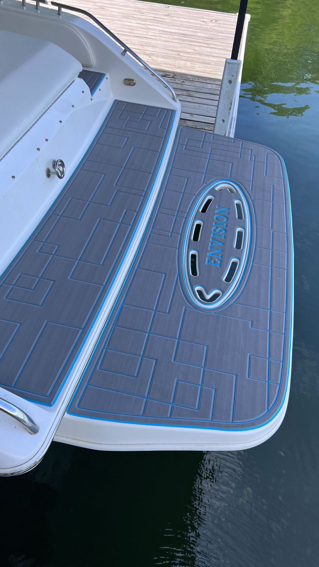 2006 Envision 26 Marine Flooring